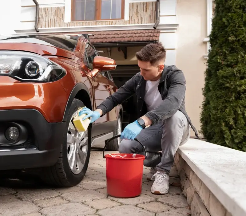 Lavage auto à domicile Montoire-sur-le-Loir : professionnel intervenant sur un véhicule